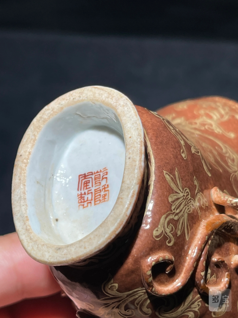 清乾隆 酱釉描金花卉纹堆塑螭龙爵杯 - 图12